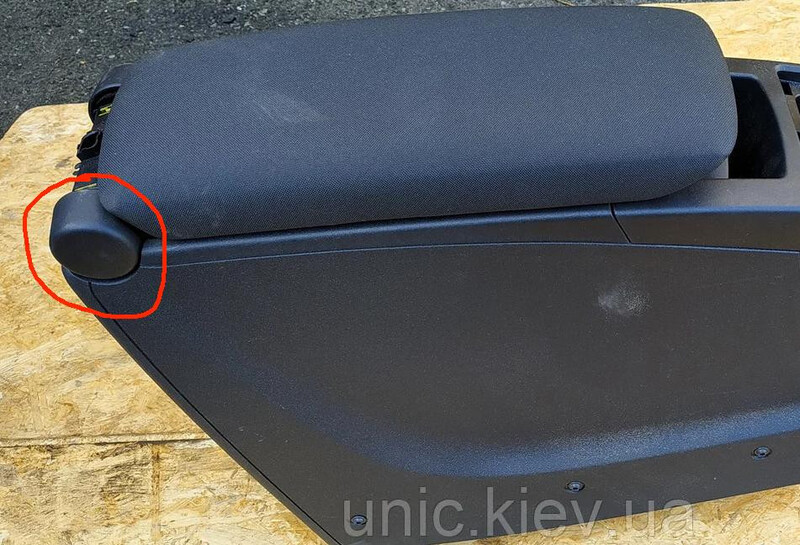 Заглушка шарнира подлокотника Renault Grand Scenic  2015 універсал 1.5 Дизель 