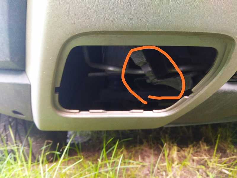 Заглушка переднего бампера (со стороны пассажира) Renault Duster  2018 1.5 Дизель 