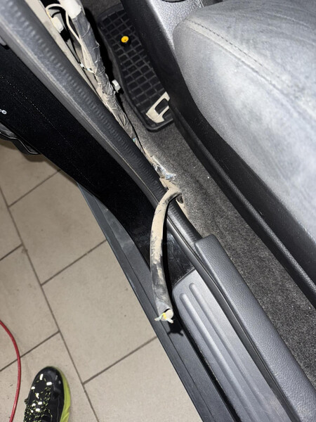 Фишка на стойке от пола на правую переднюю, образец левой Nissan Tiida C11 хетчбек 2010 р.  1.6 л бензин Ізмаїл