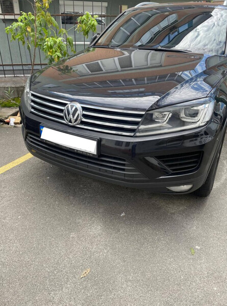 Хром переднього бампера центральний Volkswagen Touareg  2015 2.0 Дизель 