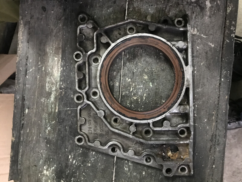 Задняя крышка коленвала Audi 100 C4  1991 2.8 Дизель 