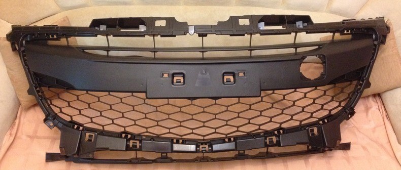 Решітка бампера BHE4501T1B   Mazda 3