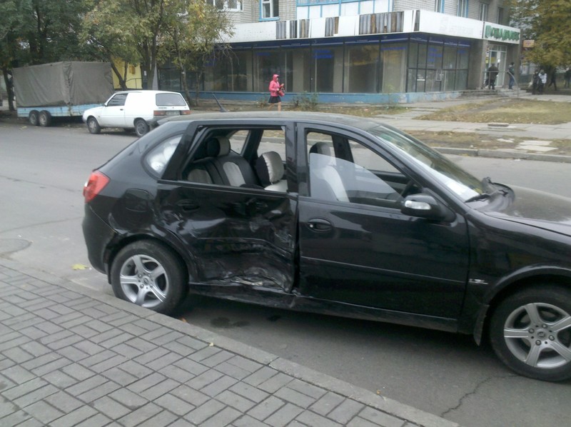 Боковина правая . центральная стойка правая .дверь задняя правая .порог правый Lifan 520i  2012 хэтчбек 1.3 Бензин Запорожье