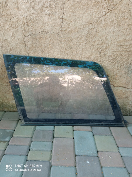 Скло бічне Toyota Corolla  1989 універсал 1.3 Бензин 