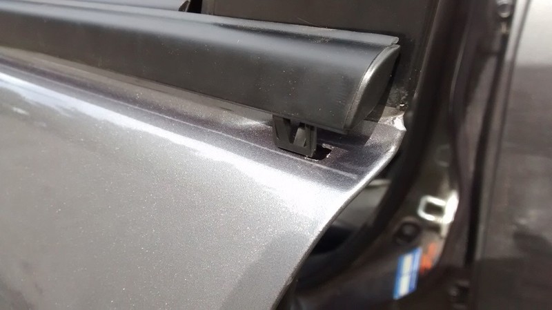 Уплотнитель стекла Mazda 3 BK 2008 г.  1.6 л бензин Киев