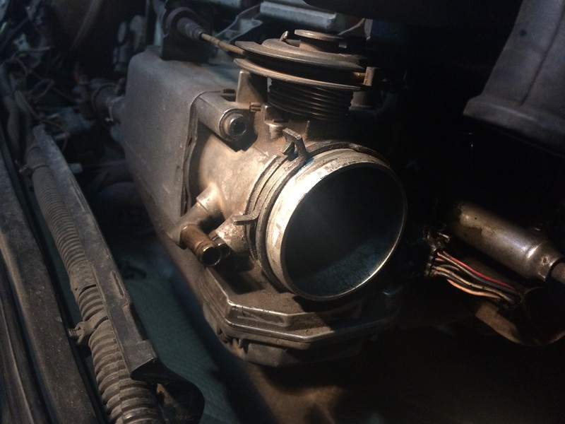 Дроссельная заслонка 037133065   Volkswagen Passat