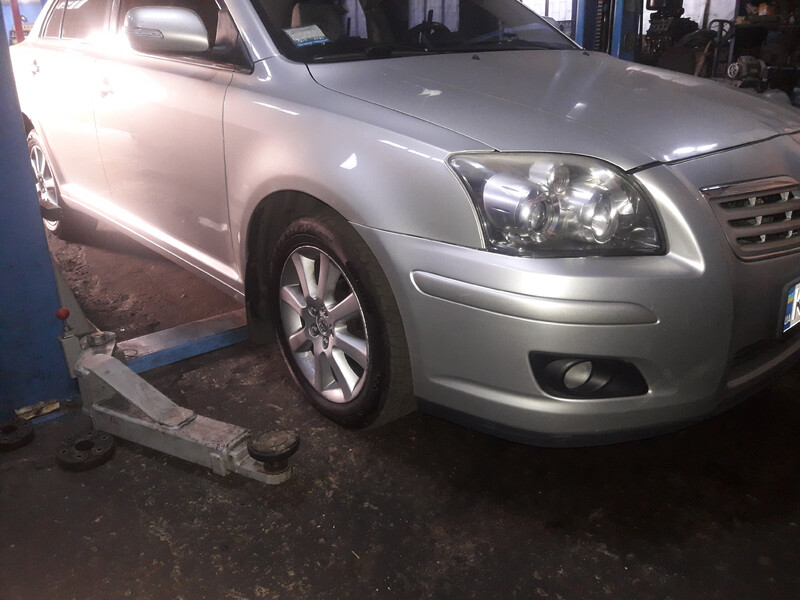 Бампер передний Toyota Avensis  2007 1.8 Бензин Киев
