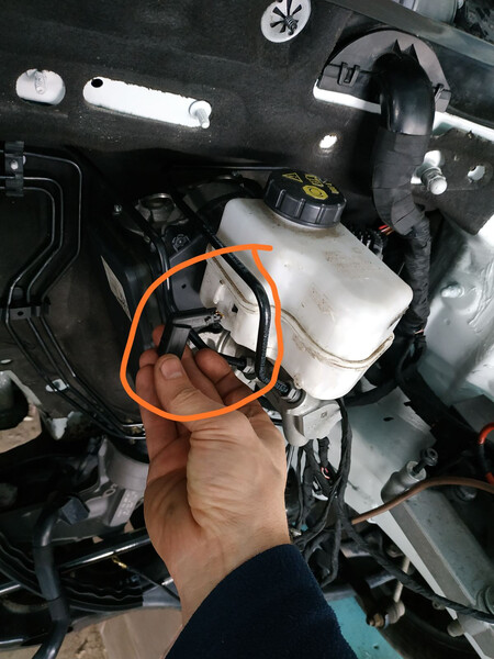 Бачок тормозной жидкости Volkswagen Golf 7  2017  Электро Ровно