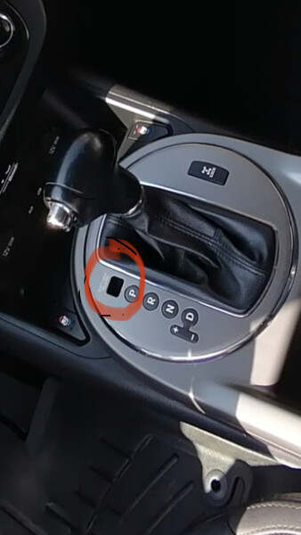Заглушка кнопки shift lock Kia Sportage 3 2014 г.  2.4 л бензин Ровно