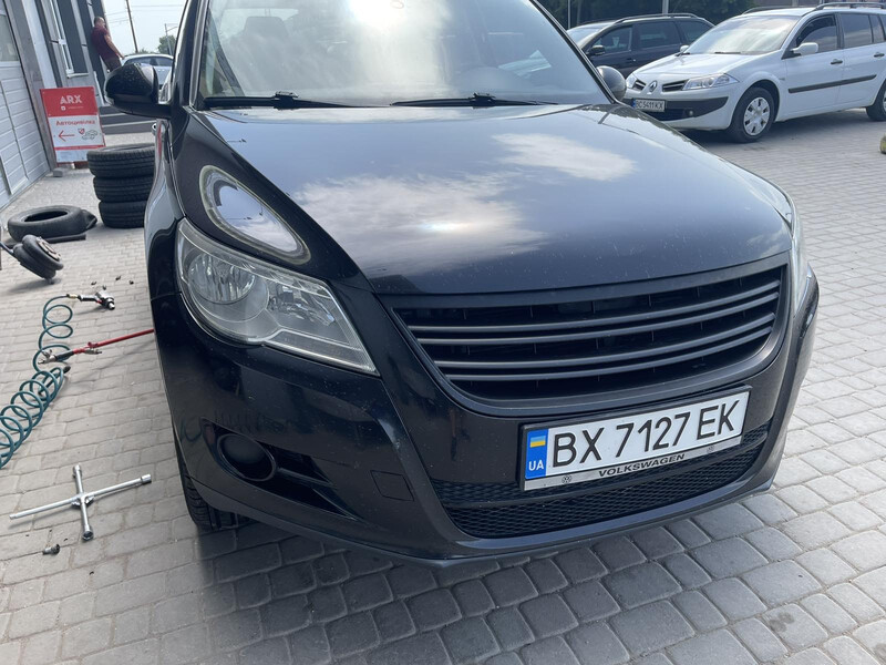 Решетка радиатора верхняя со значком Volkswagen Tiguan  2011 2.0 Бензин Хмельницкий