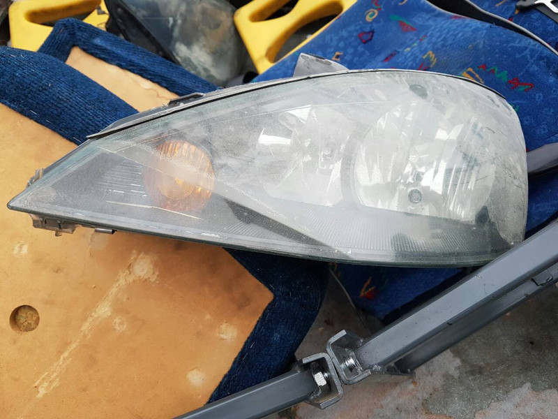 Фара передняя Ford Focus хэтчбек 2003 г.  1.6 л бензин Чернигов