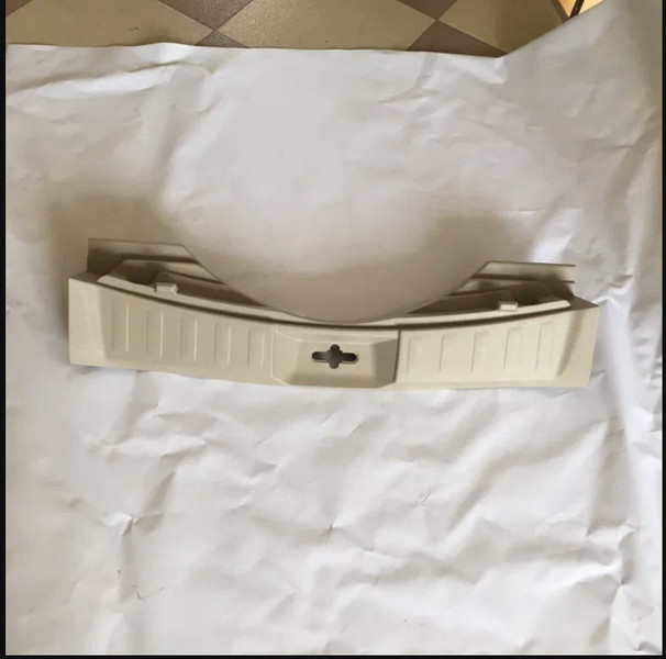 Накладка панели задней (пластик багажника) Nissan Rogue  2016 2.5 Бензин Киев