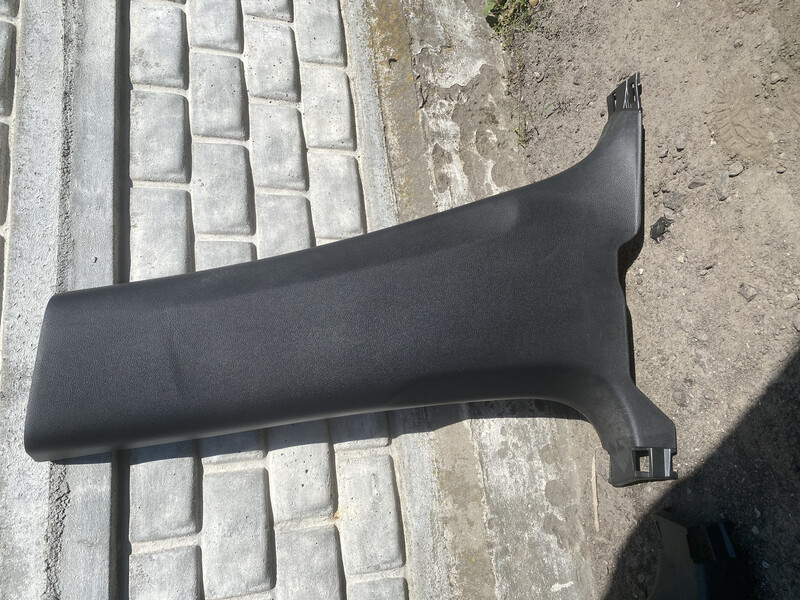 Накладка стійки центральної нижньої лівої Nissan Pathfinder  2022 