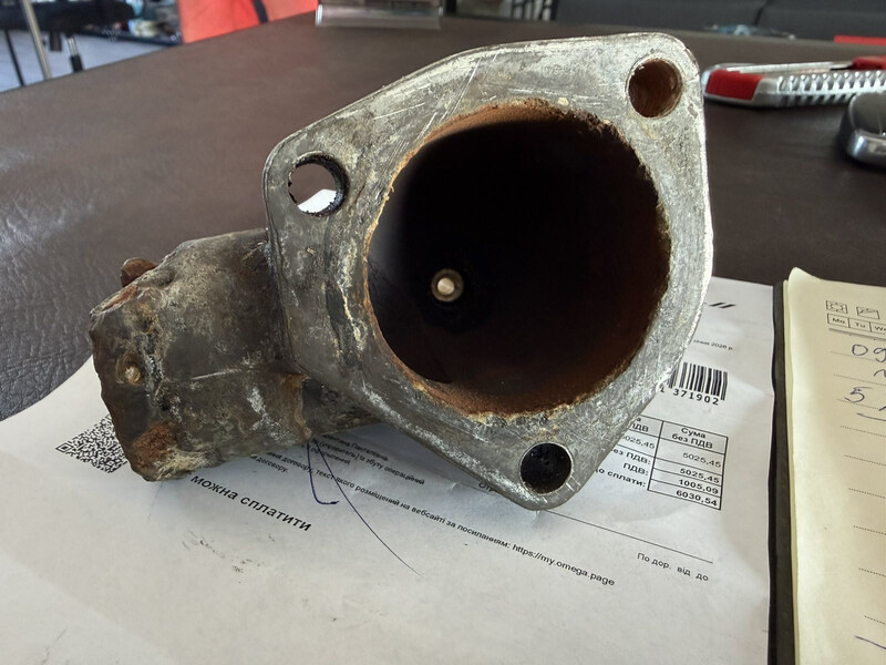 Крышка термостата Nissan Vanette C22  1990 2.0 Дизель Измаил