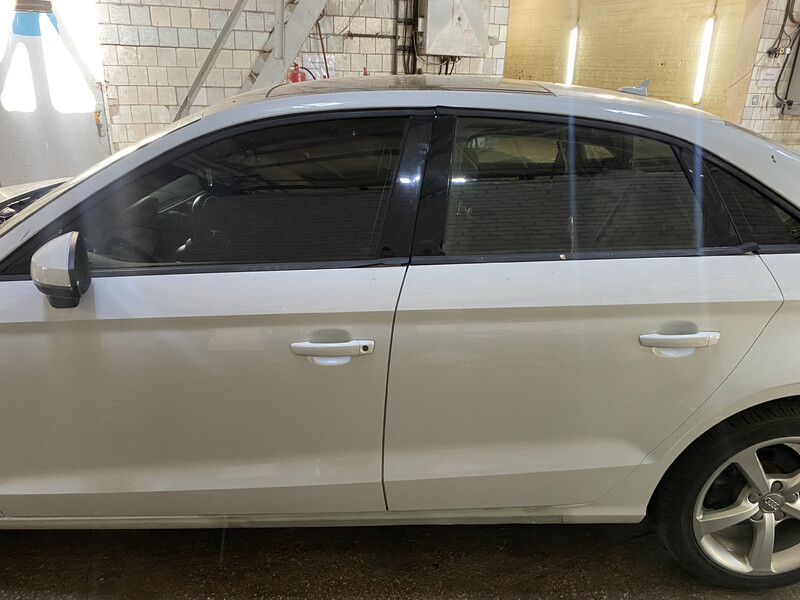 Резинка з фетрою Audi A3  2015 2.0 Бензин Павлоград