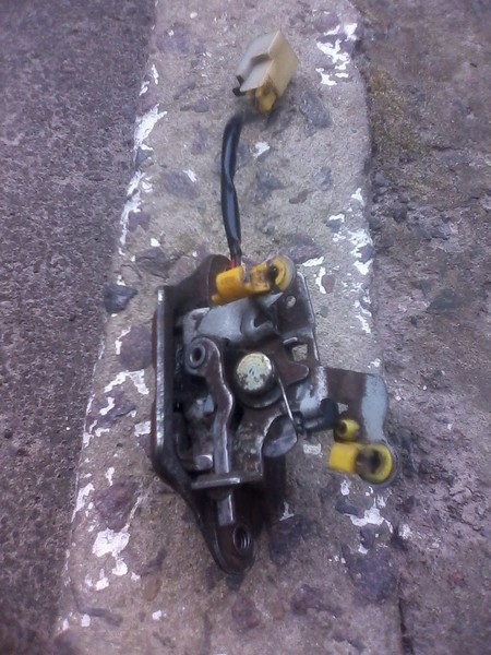 Замок задній Nissan Prairie  1992 універсал 2.4 Бензин Луцьк