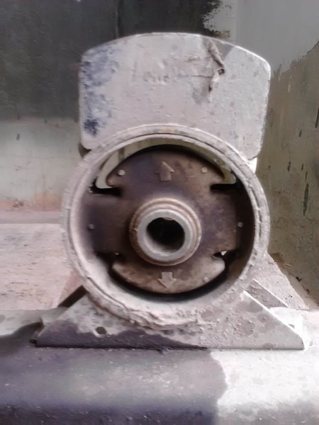 Подушка двигунаї Mitsubishi Carisma  2003 1.6 Бензин Ивано-Франковск