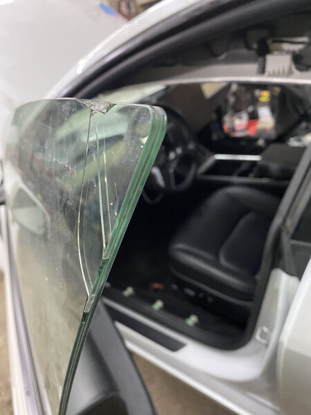 Стекло двери Tesla Model 3 2021 г.