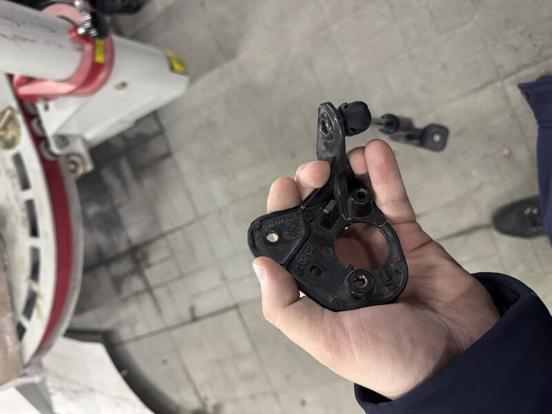 Кріплення амортизатора капота правий Tesla Model 3  2024 1.0 Электро 