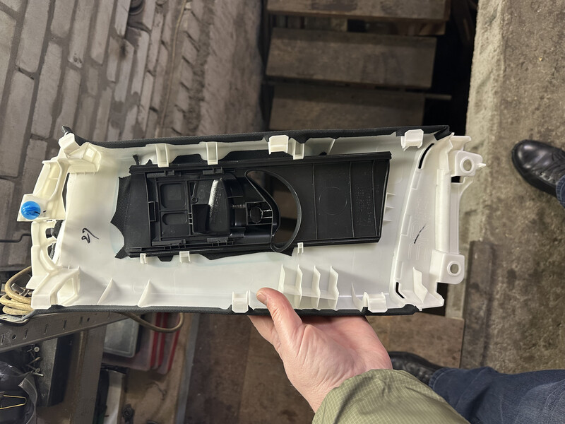 Пластик салона Toyota RAV4  2023 2.5 Гибрид Киев