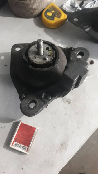 Подушка двигуна права Renault Laguna b56d 1995 хетчбек 2.0 Бензин 