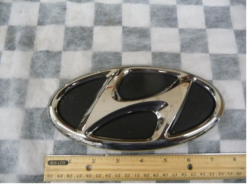 Емблема решітки рад Hyundai Sonata 7  2015 2.4 Бензин 