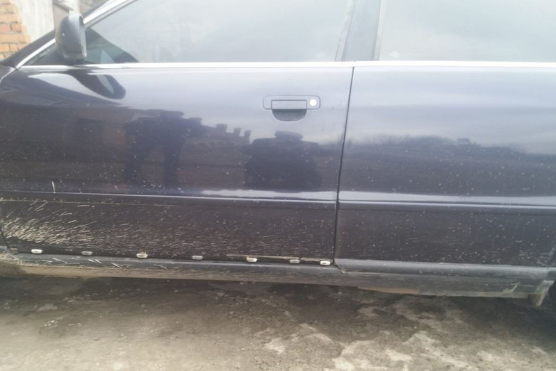 Молдинг передней левой двери нижний Audi A4 B5  1998 универсал 2.5 Дизель Хмельницкий