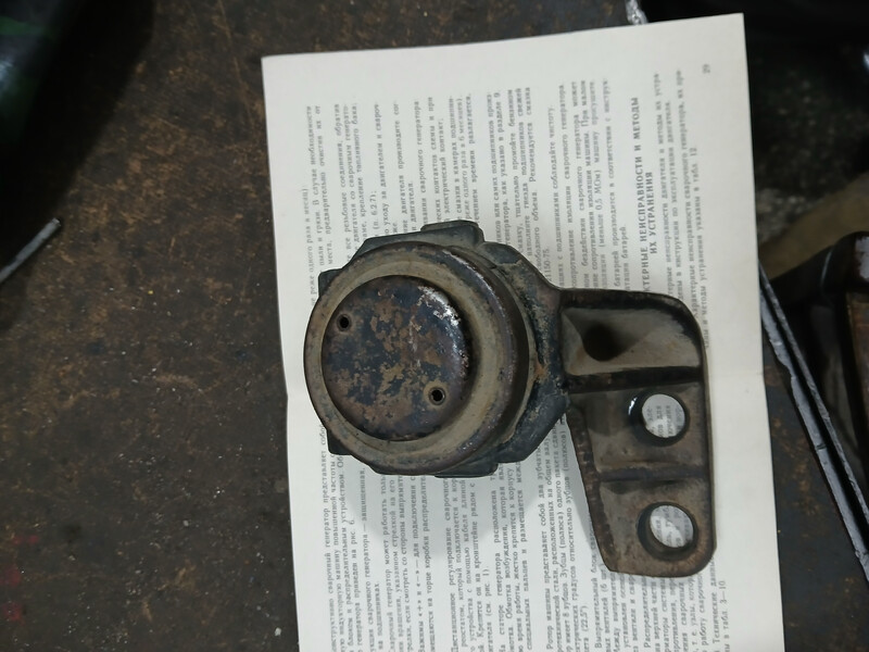 Правая подушка двигателя Mazda MX-3  1992 купе 1.8 Бензин 