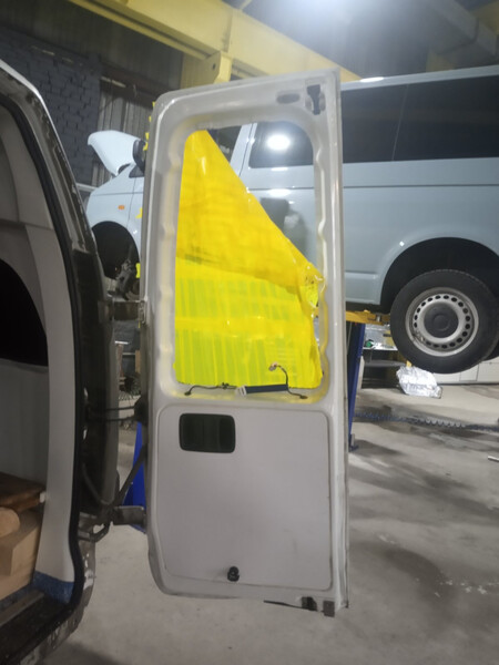 Двери задние A 639 740 06 02   Mercedes Vito