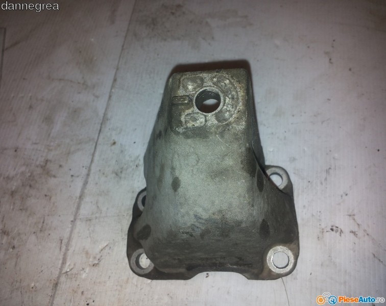 Кронштейн КПП 8D0399113L   Audi A4, Volkswagen Passat