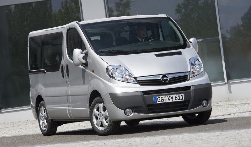 Бампер передній Opel Vivaro  2011 2.0 Дизель 