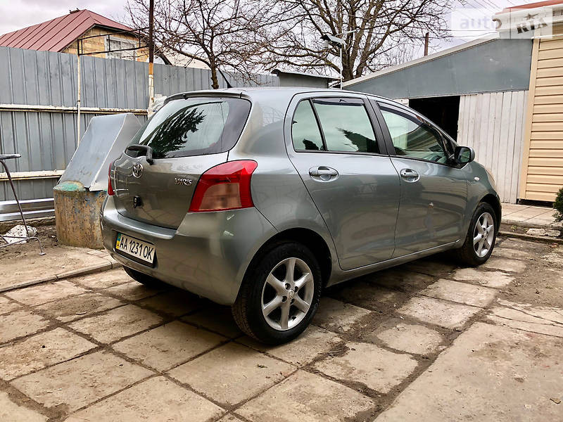 Підкрилки задні Toyota Yaris  2007 хетчбек 1.3 Бензин 