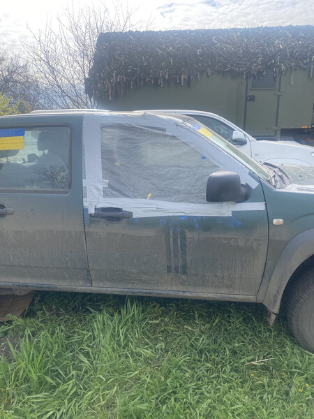 Праве переднє скло Isuzu D-Max 2011 г.  2.5 л дизель Чоп