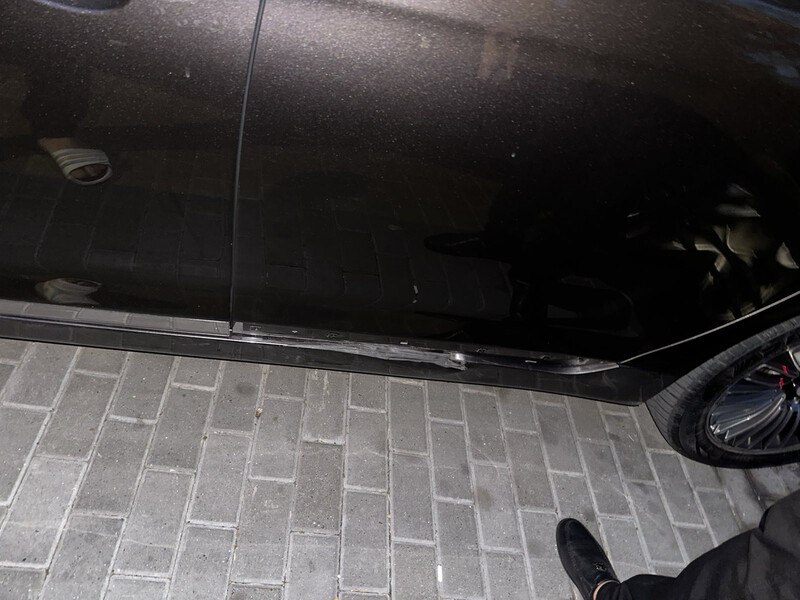 Молдинг двери задней левой нижний Kia Quoris  2013 3.8 Бензин 