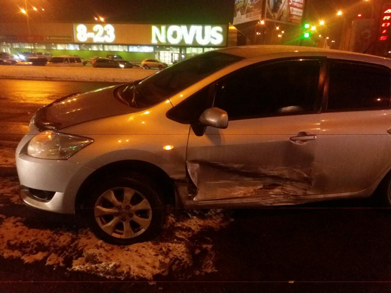 Левая передняя дверь, стойка с порогом между дверями Toyota Auris  2008 хэтчбек 1.6 Бензин Киев