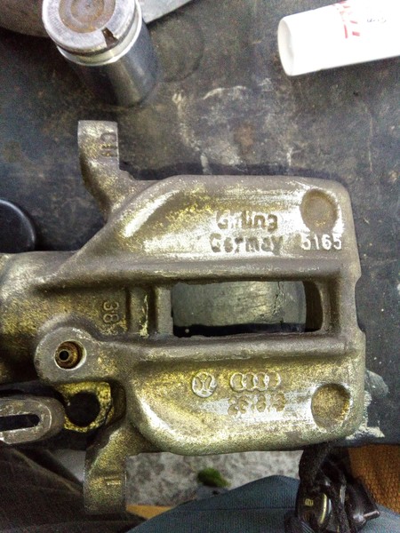 Суппорт со скобой задний правый Audi 100 C3  1984 универсал 2.0 Бензин Киев