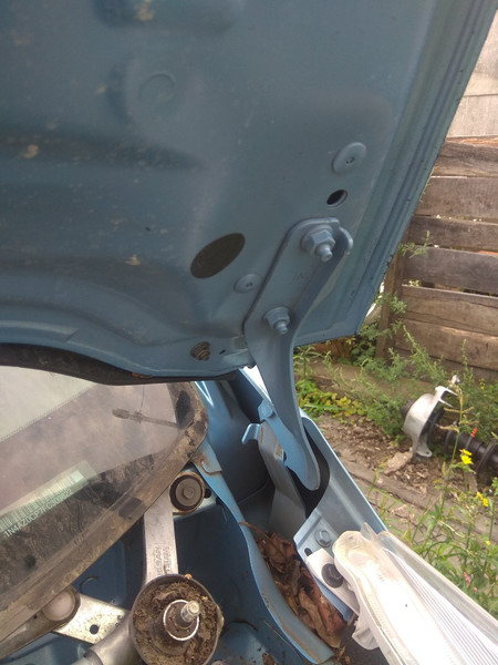 Петлі капота Nissan Leaf  2014 хетчбек 2.4 Электро 