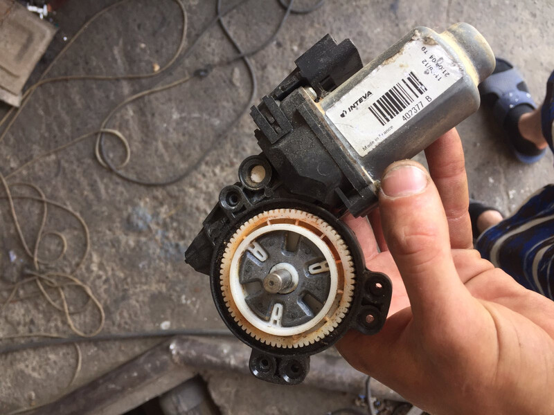 Моторчик склопідйомника водійський Nissan Note E11 хетчбек 2012 р.  1.4 л бензин Рівне