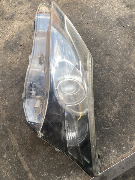 Галогенная фара левая 8117005350   Toyota Avensis