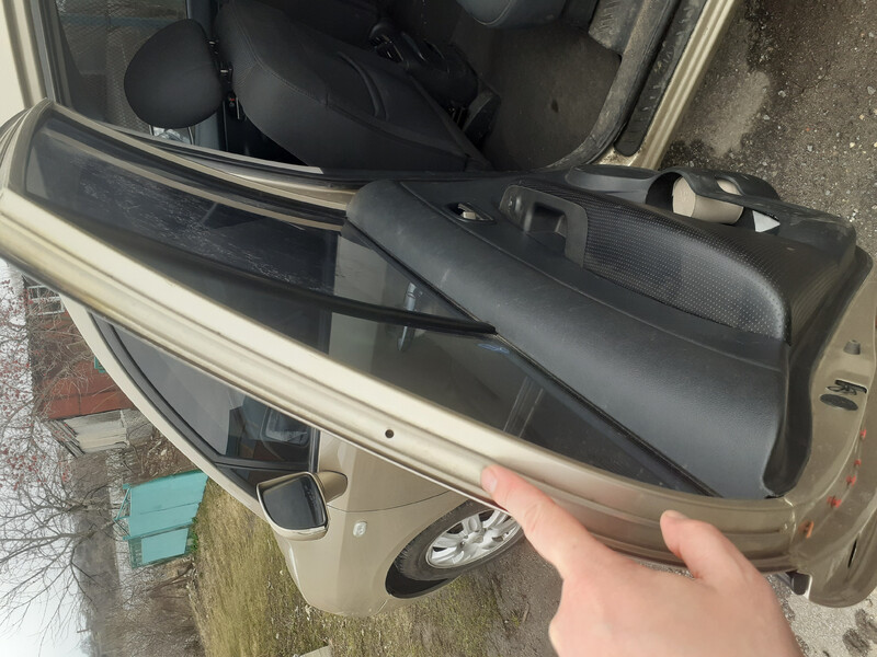 Ущільнювач задніх дверей Kia Carens 3 2007 універсал 2.0 Бензин 