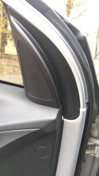 Облицовочный треугольник динамика (песчалки) правой передней двери Hyundai ix35  2011 2.0 Дизель 