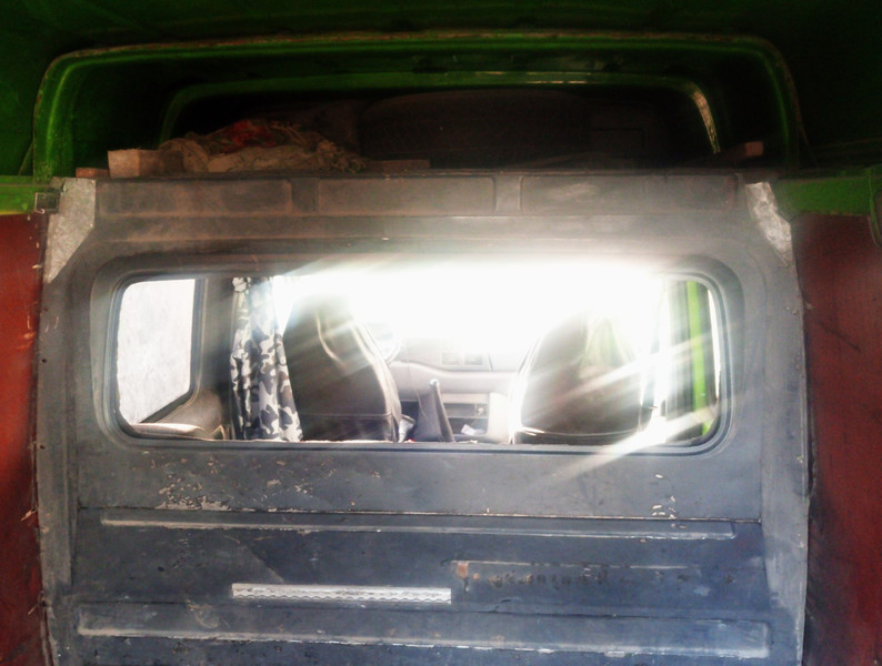 Стекло перегородки грузового отсека в спринтере Mercedes-Benz Sprinter  1999 універсал 2.3 Дизель 