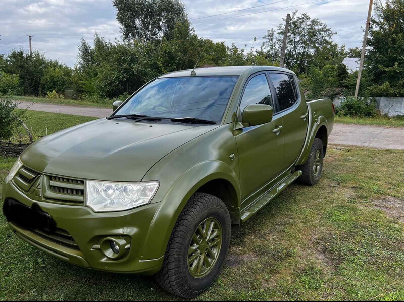 Бампер передний Mitsubishi L 200  2013 2.5 Дизель Луцк