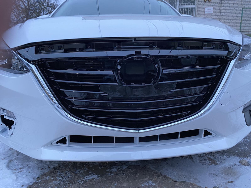 Передняя эмблема Mazda 3 BM 2015 г.  2.0 л бензин Николаев
