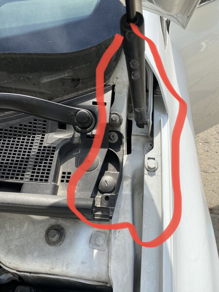 Пластиковые накладки под капотом возле дворника слева и справка Renault Megane 4 2017 хетчбек 1.6 Бензин 