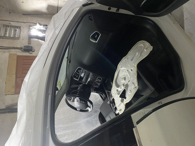 Ущільнювач двері водійської Citroen C4  2011 хэтчбек 1.4 Бензин Бердичев