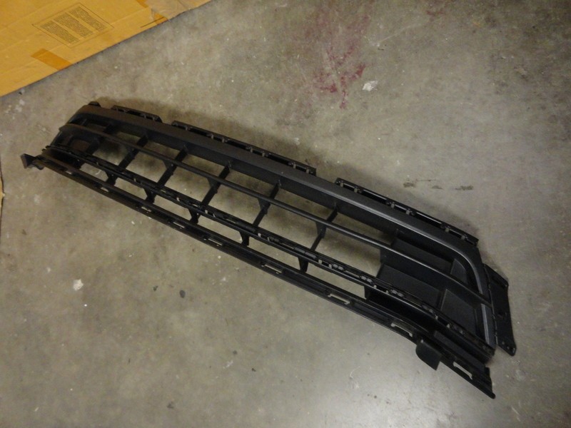 Решетка нижняя переднего бампера Volkswagen Jetta 6 2014 р.  2.0 л бензин Київ