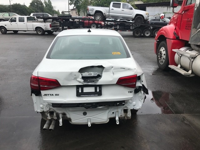 Кришка багажника 5С6827025E   Volkswagen Jetta