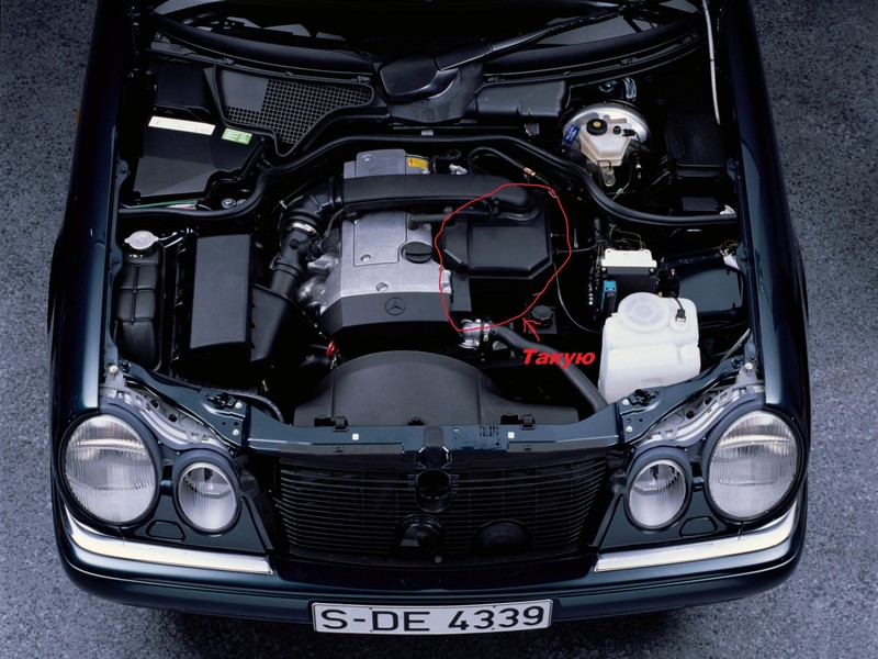 Крышка двигателя Mercedes E-Class classic 1996 г.  2.0 л бензин Днепродзержинск