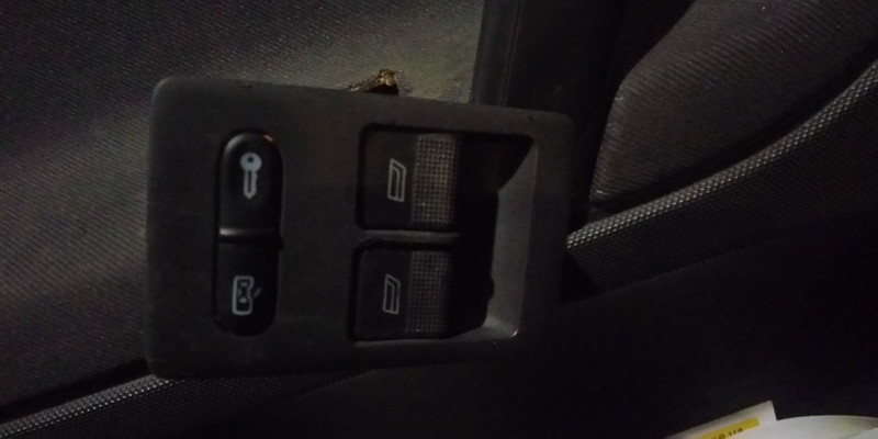 Кнопки стеклоподъемника в водительскую дверь Volkswagen Polo 3  2000 хетчбек 1.4 Бензин 